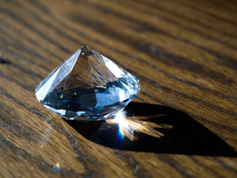 Cách phân biệt kim cương thật và kim cương nhân tạo