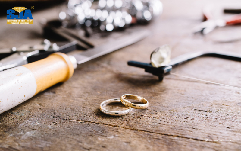 Học gì để làm được nhẫn cưới trong tiệm vàng?