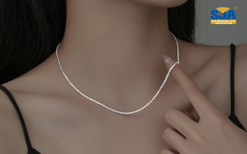 Lựa chọn trang sức - dây chuyền bạc phù hợp cho bạn gái