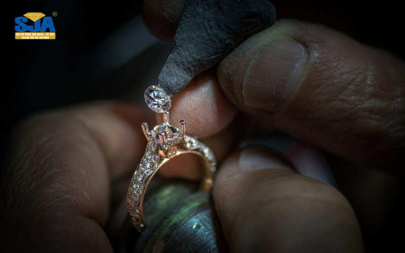 Thợ kim hoàn đính kim cương trên nhẫn cưới bằng cách nào?