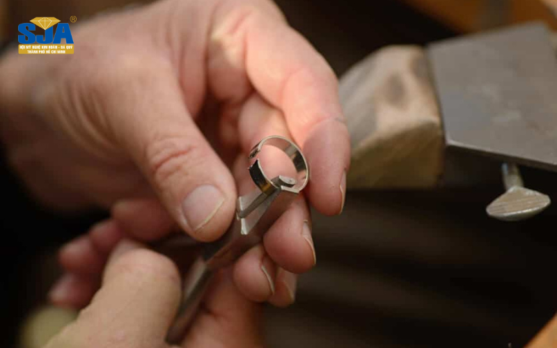 Thợ kim hoàn đính kim cương trên nhẫn cưới bằng cách nào?