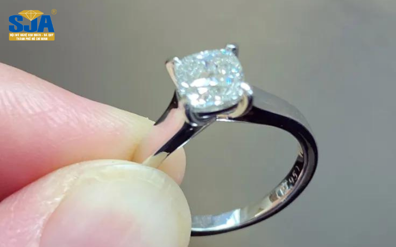 Có nên mua nhẫn bạch kim không?