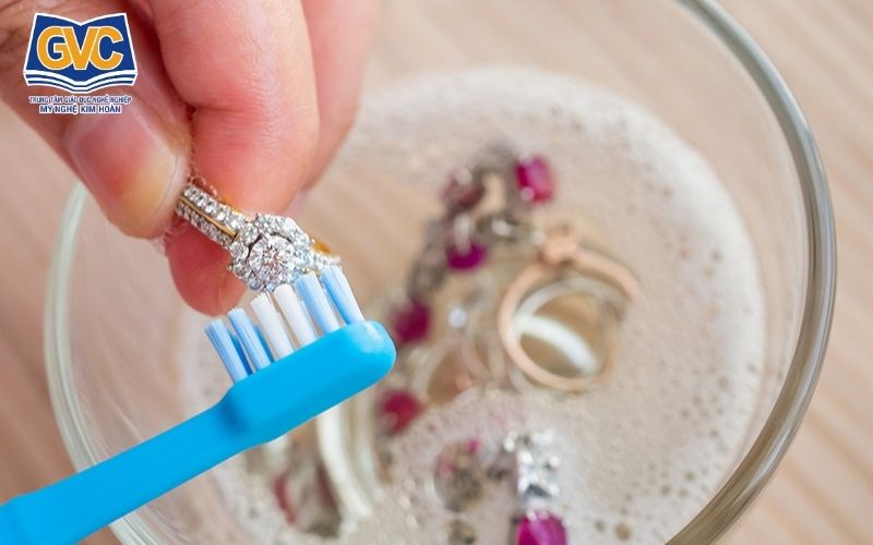 Cách Vệ Sinh Trang Sức Bạc Sáng Như Mới Tại Nhà